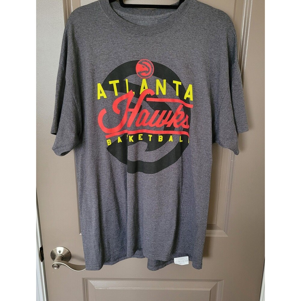 Atlanta Hawks NBA Basketball T Shirt Mens XL Gray Red Yellow Graphic Tee